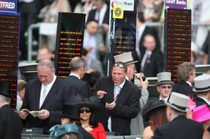 Auf der Rennbahn von Royal Ascot sind verschiedene englische Buchmacher aktiv.