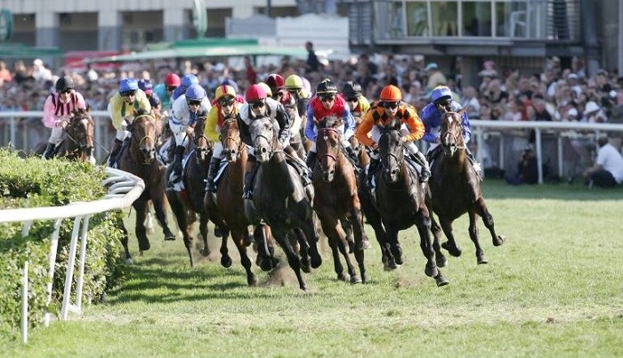 Aufgewichtsrennen sollten nicht mit  <strong>Ausgleichsrennen</strong>  verwechselt werden (im Englischen <em>Handicap</em> genannt). Hier wird den Galoppern ihre Traglast vom Handicapper entsprechend ihrer Leistungsstärke individuell zugewiesen. Stärkere Tiere müssen mehr Gewicht tragen als schwächere. In Deutschland werden Flachrennen in vier Ausgleichsklassen (I bis IV) unterteilt.